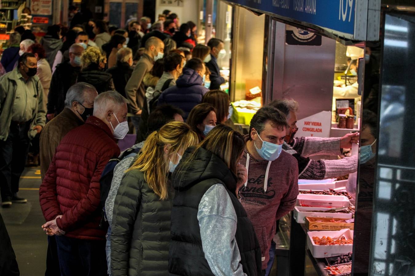 Ambiente de compras en el Mercado de la Ribera.