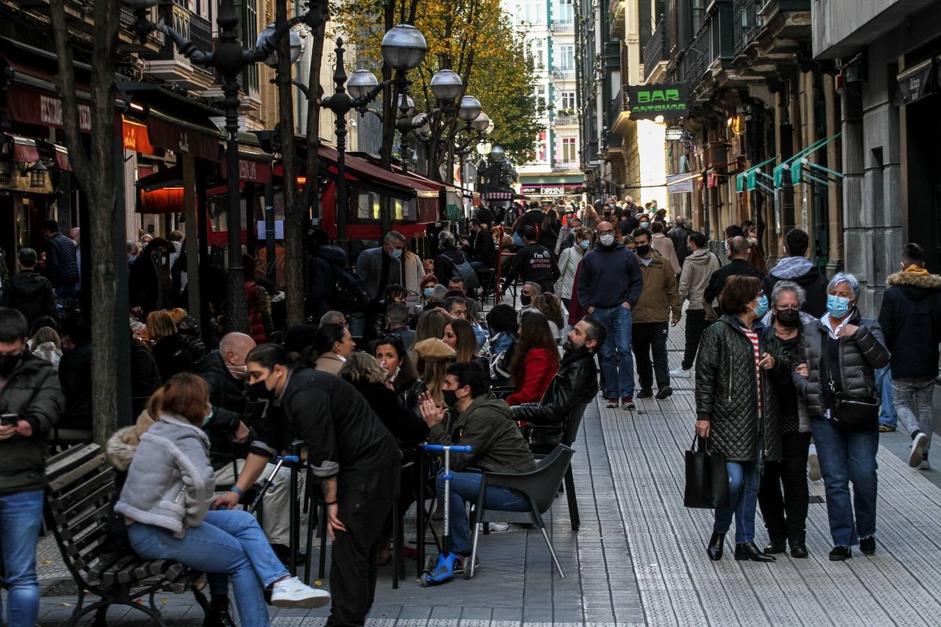 Ambiente de compras y terrazas llenas en la calle Ledesma.