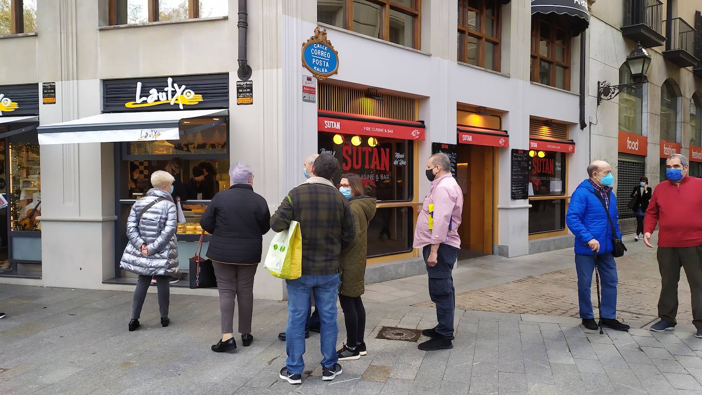 En la zona de El Arenal la gente se ha repartido esta sábado por el mercado de artesanía y en las tiendas locales.