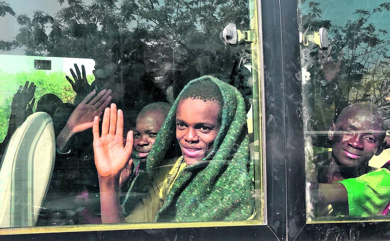 Parte de los niños liberados de sus secuestradores en Nigeria saludan desde un autobús. 