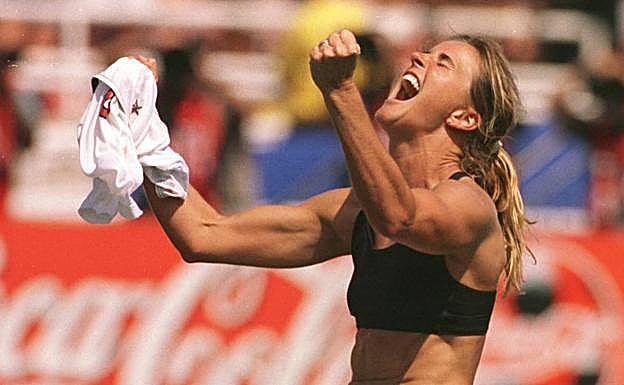 Brandi Chastain celebró el triunfo ante China quitándose la camiseta. 
