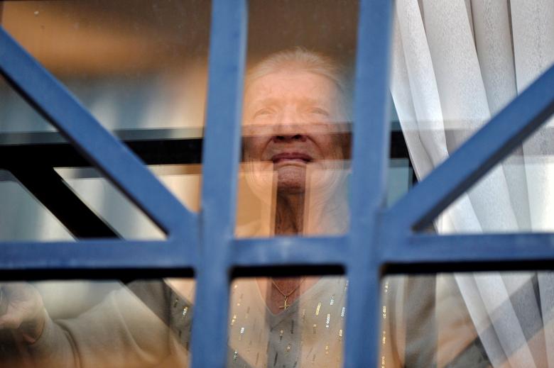 Bélgica. Louise Gombeer, que sufría el coronavirus, mira por la ventana en su cumpleaños número 100 en la casa para ancianos "Melopee" en Bruselas.