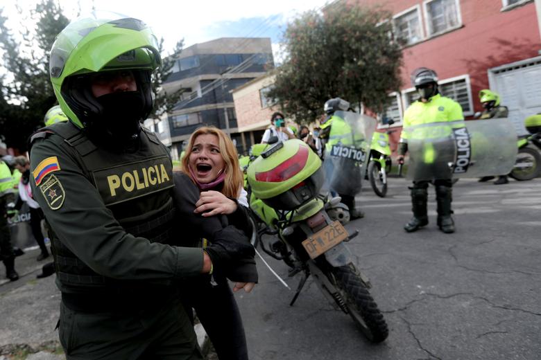 Colombia. La policía detiene a un manifestante durante una protesta en medio de una serie de manifestaciones en curso que piden una vida digna en medio del brote de coronavirus en Bogotá, Colombia.