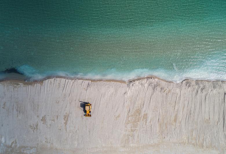 Croacia. Se ve una excavadora en la playa, luego del brote del coronavirus, en Omis.