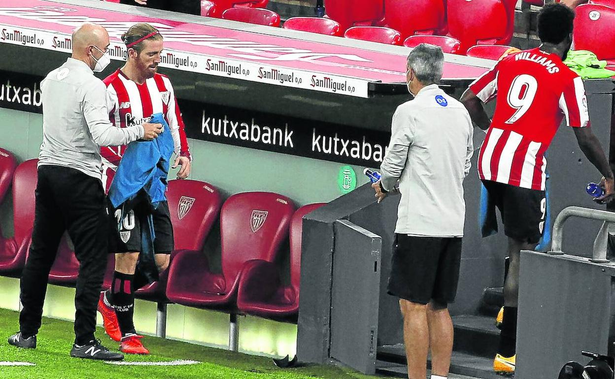 Cambios habituales. Muniain y Williams se han convertido en dos de las opciones para abandonar el campo aunque el resultado sea malo. 