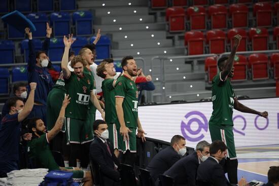 El banquillo baskonista celebra una canasta en el duelo de Euroliga ante el Zenit