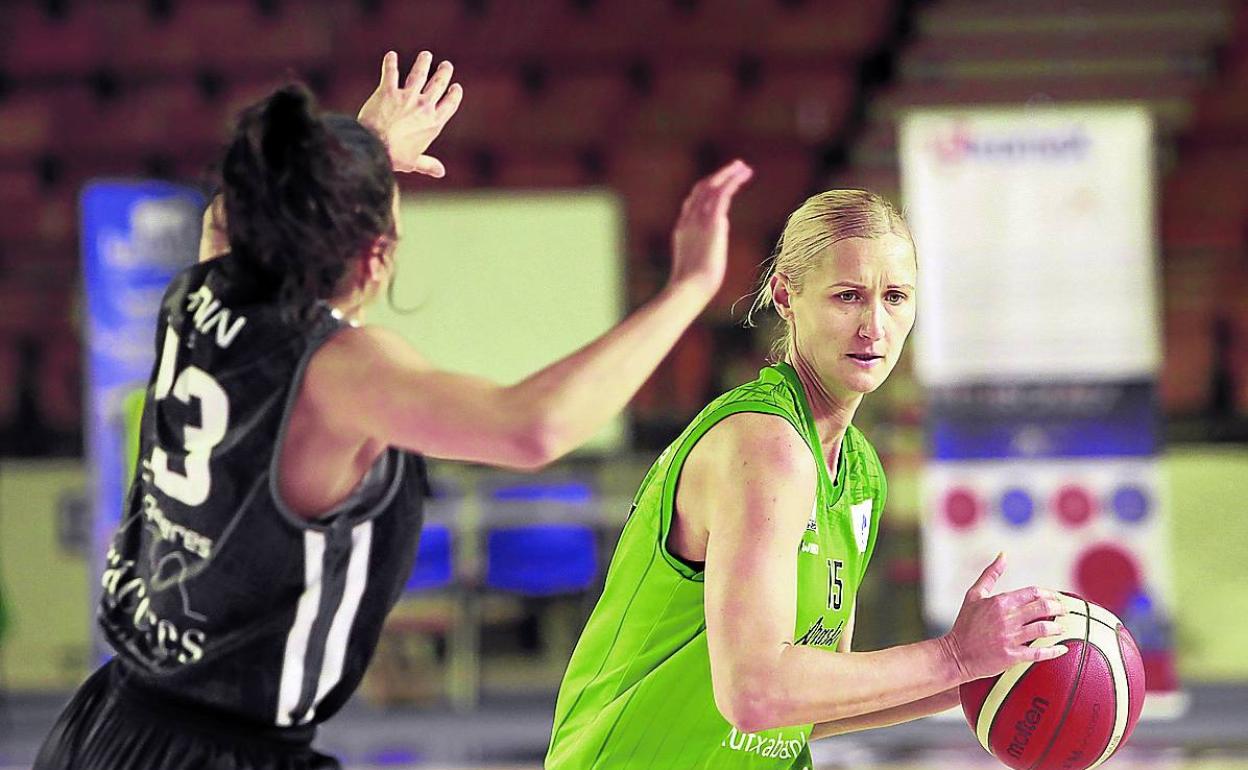 Berezhynska debutó con la camiseta del equipo vitoriano ante el Al-Qázeres. 
