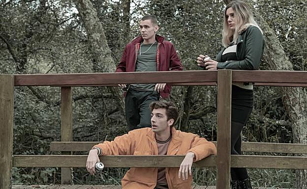 Imagen principal - Tres fotogramas de la serie.