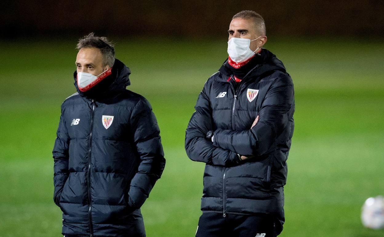 Gaizka Garitano, atento durante un entrenamiento en Lezama.