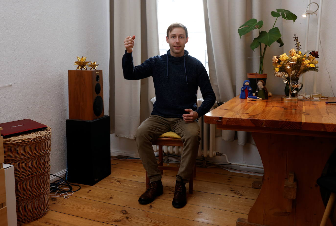 Federik Tholey de Weihnachstmann en su sala de estar en Berlín, Alemania.