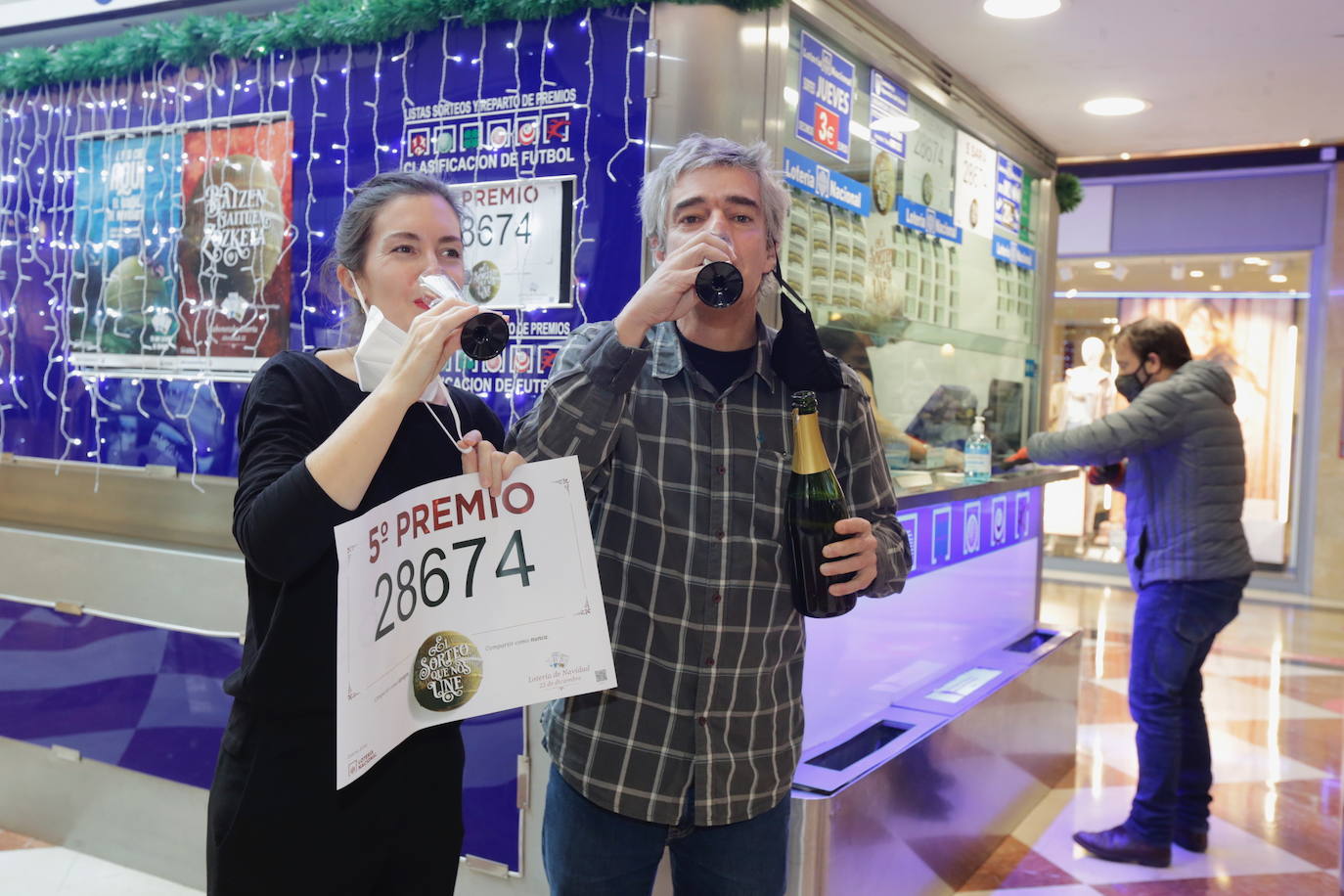 Amaia Galán y Jon Urkiola, responsables de la administración de Artea, celebran haber entregado un quinto premio.