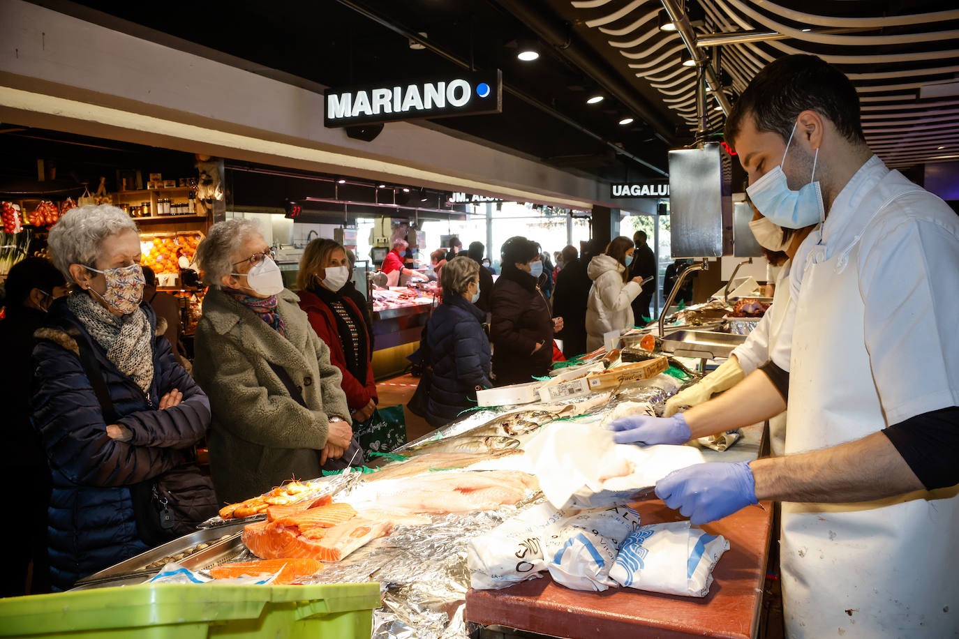 Muchos clientes del Mercado de Abastos se llevaron este martes la cena para Nochebuena y otros esperarán hasta última hora.