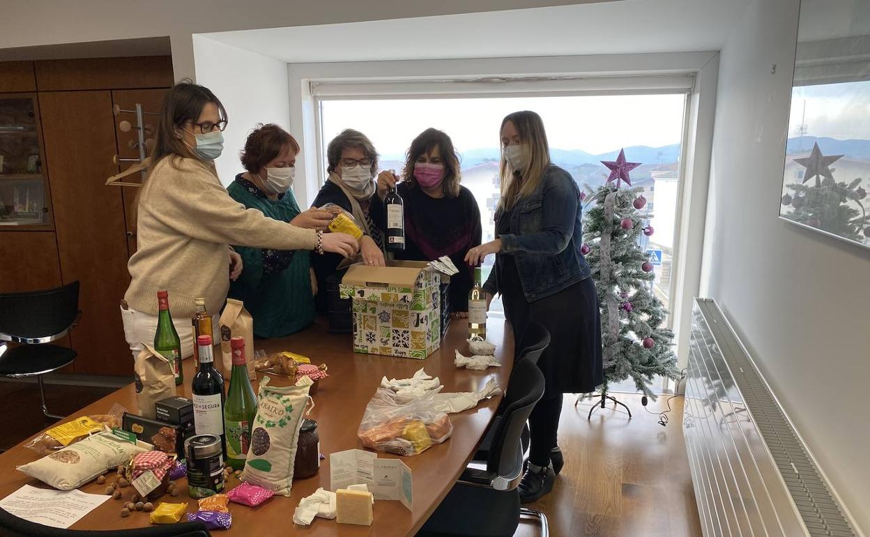 La alcalddesa, Miren Santarmía, a la derecha, prepara las cestas junto a varias trabajadoras del Ayuntamiento. 