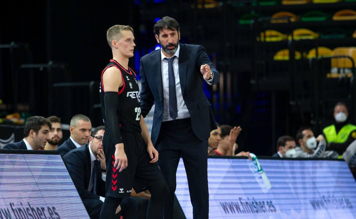 Mumbrú da instrucciones en la banda en el partido de este fin de semana. 