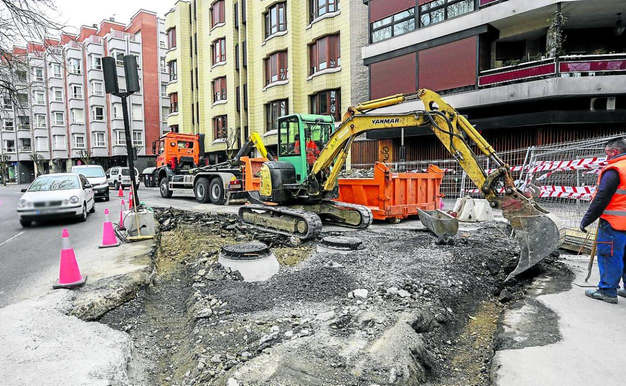 Trabajos en la red de tuberías de Paseo de la Senda realizados a inicios de este año.