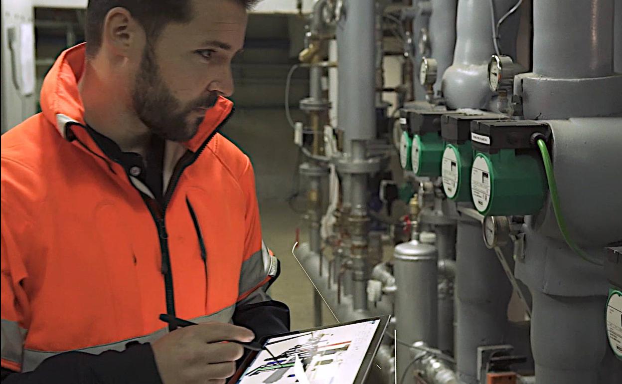 Ùn operario de Tecnalia supervisa unas instalaciones apoyándose en la tecnología de un gemelo digital.