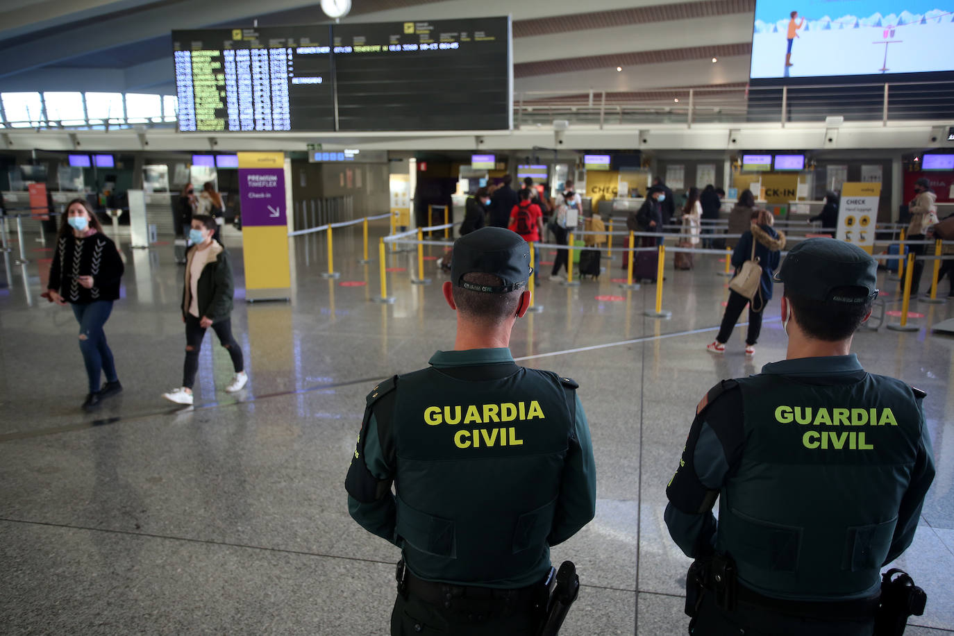 Agentes se interesan por los planes de vuelo de viajeros en La Paloma..