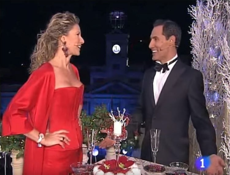 Este fue el primer año que Anne apostó por Lorenzo Caprile para retransmitir en directo las Campanadas en Televisión Española. Esta vez, y siendo muy diferente al resto de estilismos, el look estaba compuesto por un corsé y una falda de tubo con abrigo en el mismo tejido y tono.