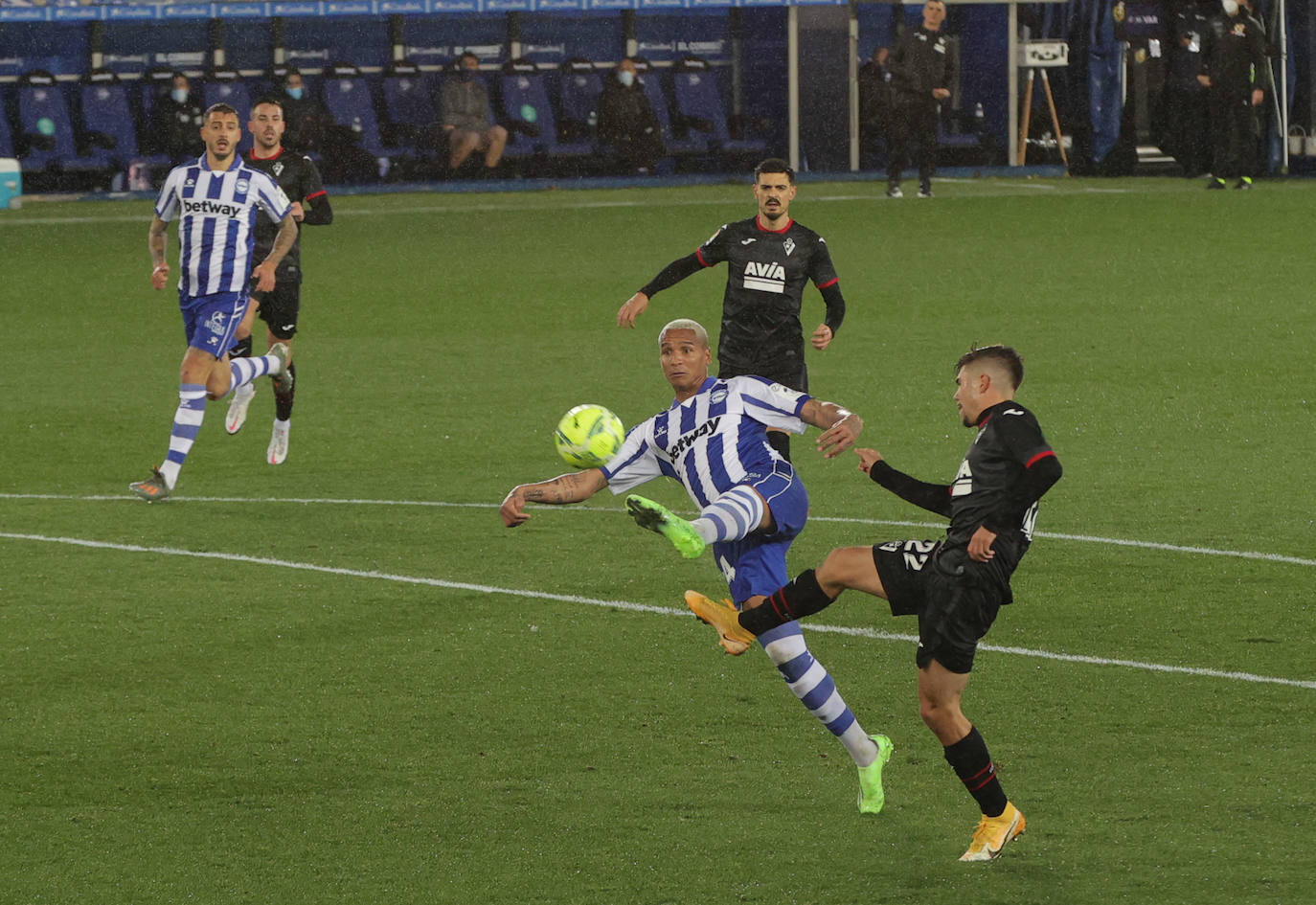 Fotos: Las imágenes del Alavés-Eibar