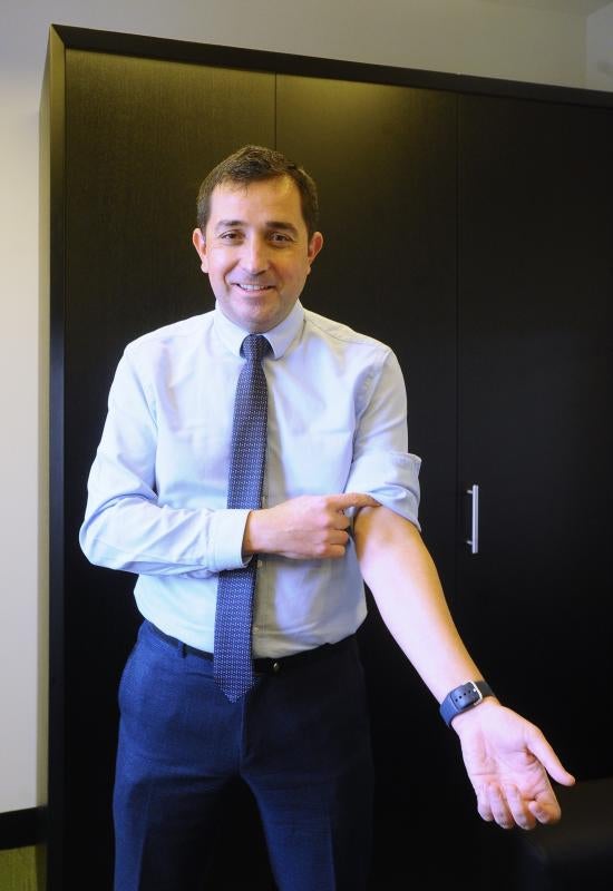 «Las vacunas han sido la medida de prevención que más beneficios ha aportado a la humanidad, erradicando enfermedades que antes eran epidémicas y provocaban millones de muertes y graves secuelas». «No hay duda de que ningún otro medicamento ha salvado tantas vidas. Estamos viviendo una situación dramática, sin precedentes para nuestra generación, y los ciudadanos debemos actuar con responsabilidad». «Para conseguir protegernos nosotros, para proteger a la gente que queremos y para proteger a toda nuestra comunidad. Vacunarse es un acto de solidaridad. Quiero animar a la sociedad vizcaína a que, una vez más, se muestre generosa y actúe de manera ejemplar».