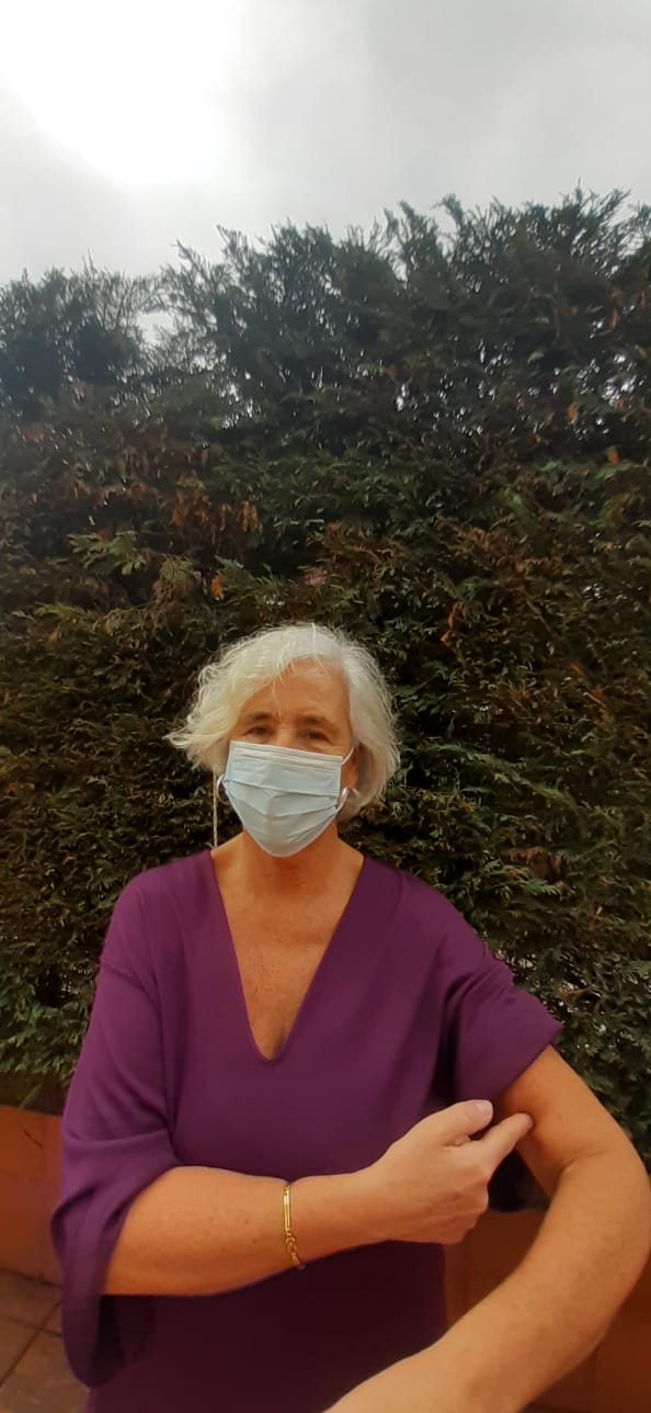 . «Me vacunaré en cuanto me avisen que es mi turno. Pero antes le tocará a mi ama, claro. Ella está muy animada y decidida, y esto me tranquiliza mucho. Saberse protegida es vital para cualquier persona. En estos últimos meses nos hemos sentido vulnerables, como tantas personas se sienten cada día en todo el planeta. Pero ellas carecen de la esperanza que aquí tenemos».«Confío en estas vacunas, que son el resultado del esfuerzo de mucha gente de ciencia y de una gran dedicación de fondos públicos de muchos Estados. Quisiera que esta colaboración se diera también para garantizar a todas las personas el mismo derecho a la salud que legítimamente exigimos aquí nosotros».
