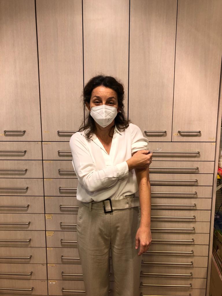 «Los farmacéuticos queremos transmitir que la vacuna es, junto a las medidas de seguridad que ya conocemos, una herramienta fundamental más para contener el avance de la pandemia. Servirá para evitar muertes, ingresos y un colapso del sistema sanitario. Tenemos la suerte de que las autoridades sanitarias pongan a disposición de toda la población este plan de vacunación y, por tanto, tenemos que ser responsables y debemos participar. Desde el colectivo haremos hincapié en que hay que repetir las dosis. Hay absoluta tranquilidad por la eficacia y considero que habría que dejar a un lado los bulos».