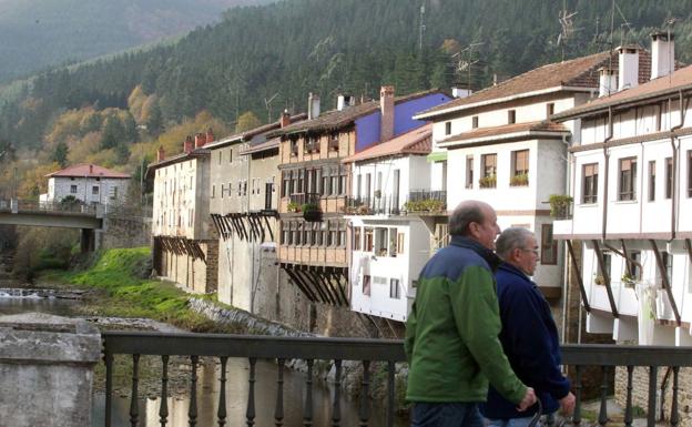 Casas sobre el río Altube en el barrio de Zubiaur.