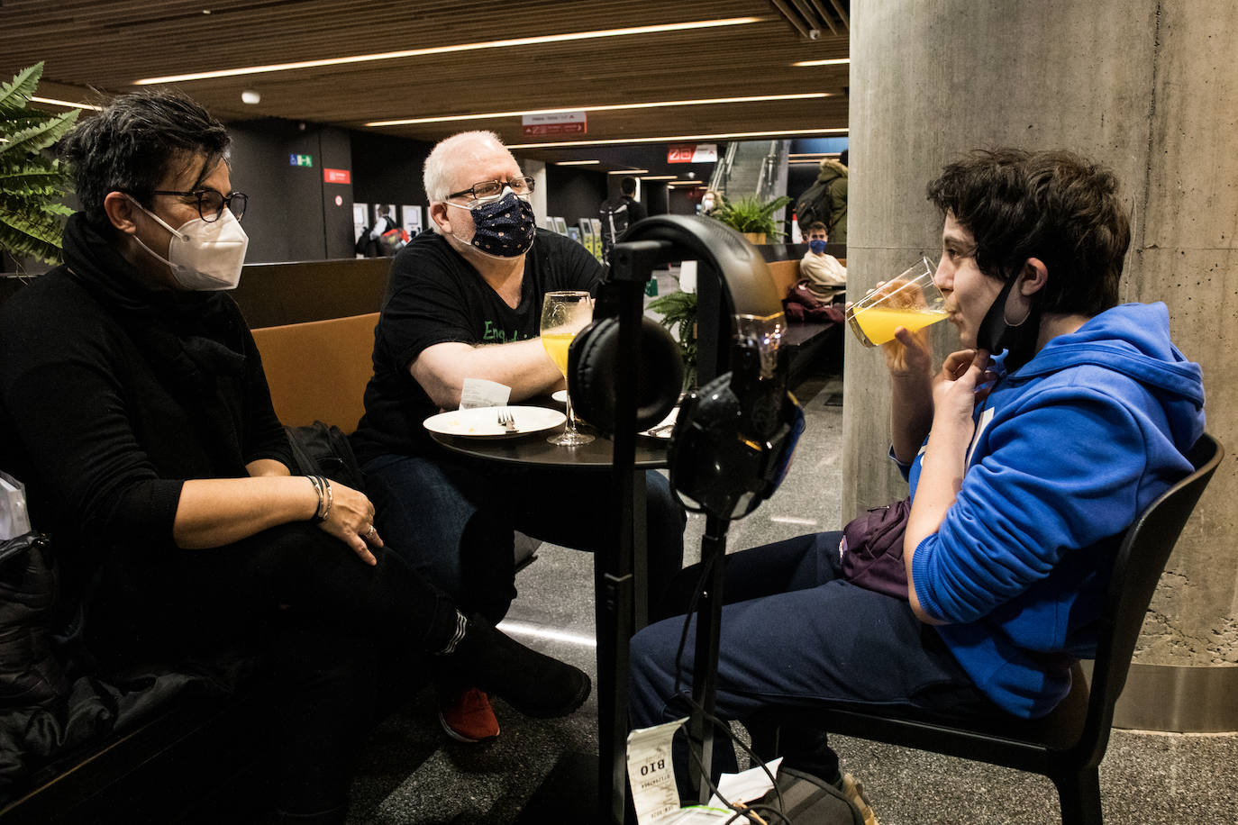 Felix, Begoña y Lucas que ha llegado esta mañana para pasar las Navidades con su padre en Sestao.