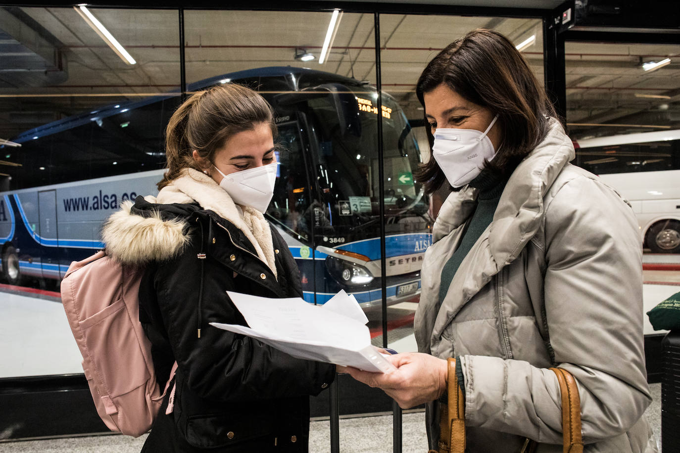 Paula Cordero y Marta Aranguren, madre e hija, revisan sus billetes antes de viajar a Madrid.
