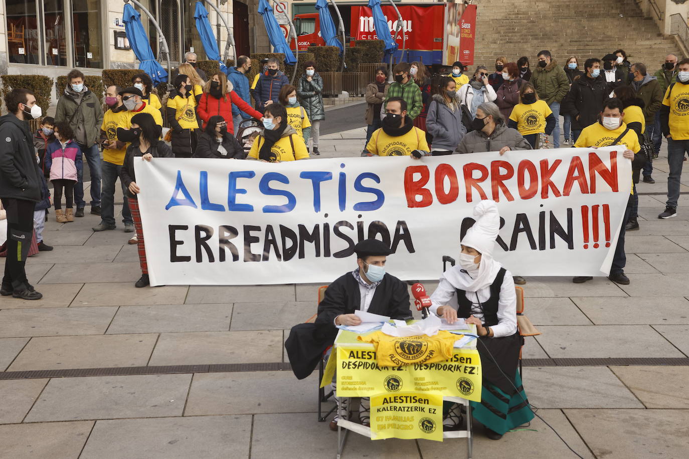 Concentración de trabajadores de Alestis en la plaza de la Virgen Blanca. 