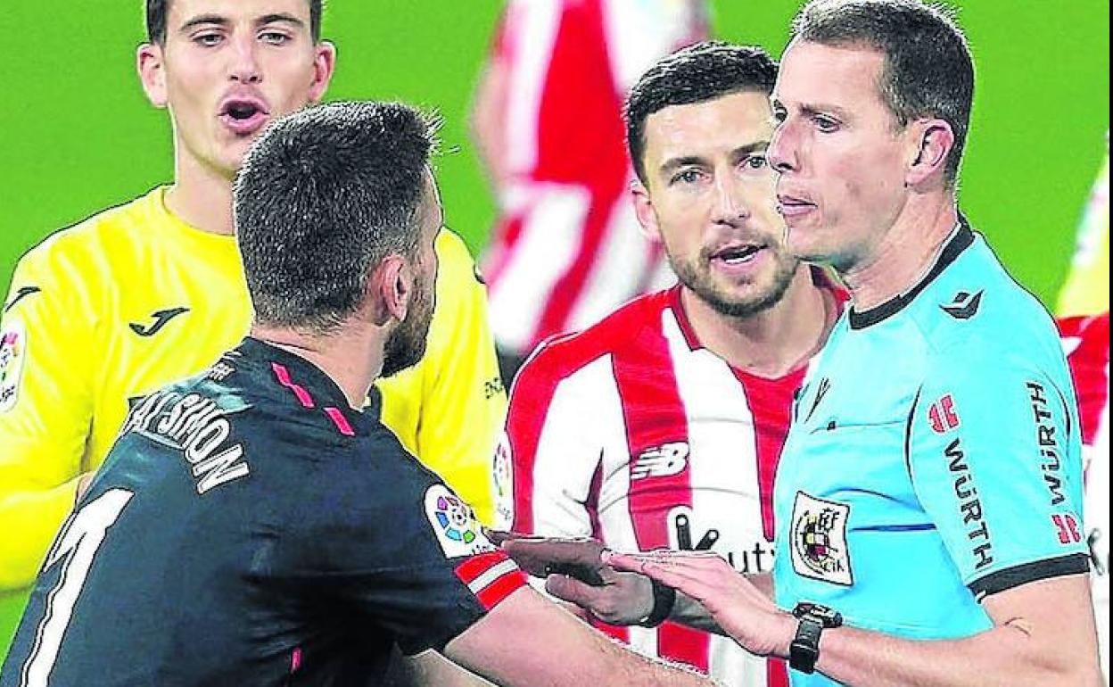 Simón protesta al colegiado por el penalti que el VAR anuló después.