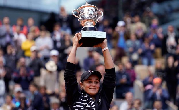 Ashleigh Barty al proclamarse vencedora de Roland Garros en 2019.