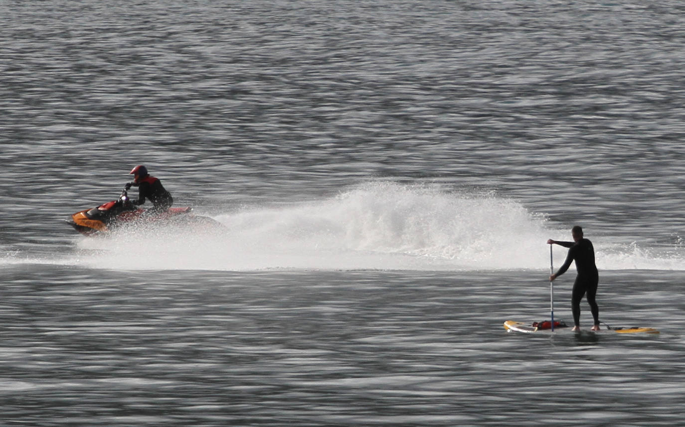 Fotos: Los vizcaínos desafían el mal tiempo y salen a correr, a pescar y a darse un paseo frente al mar