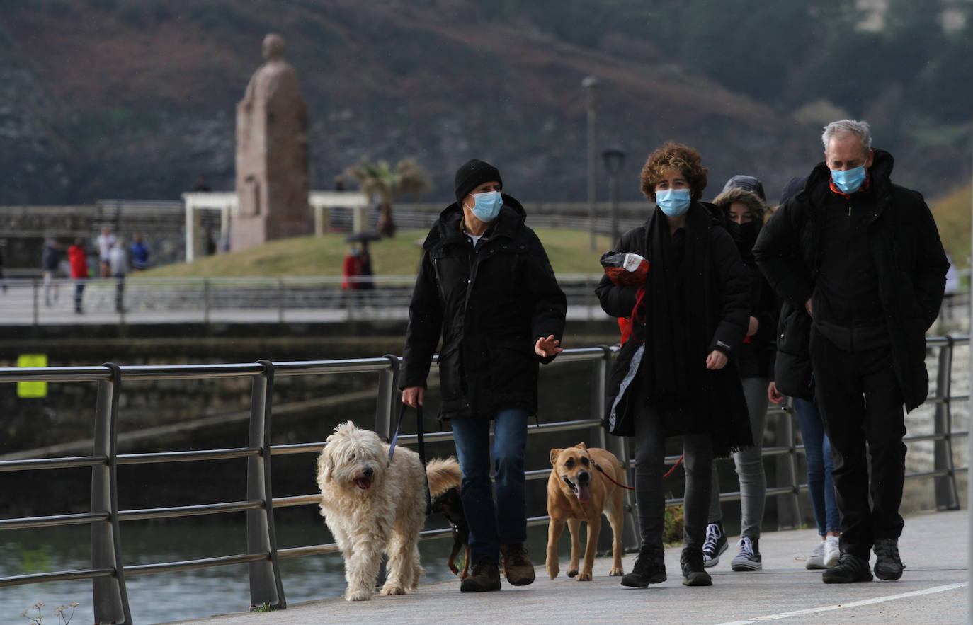 Fotos: Los vizcaínos desafían el mal tiempo y salen a correr, a pescar y a darse un paseo frente al mar