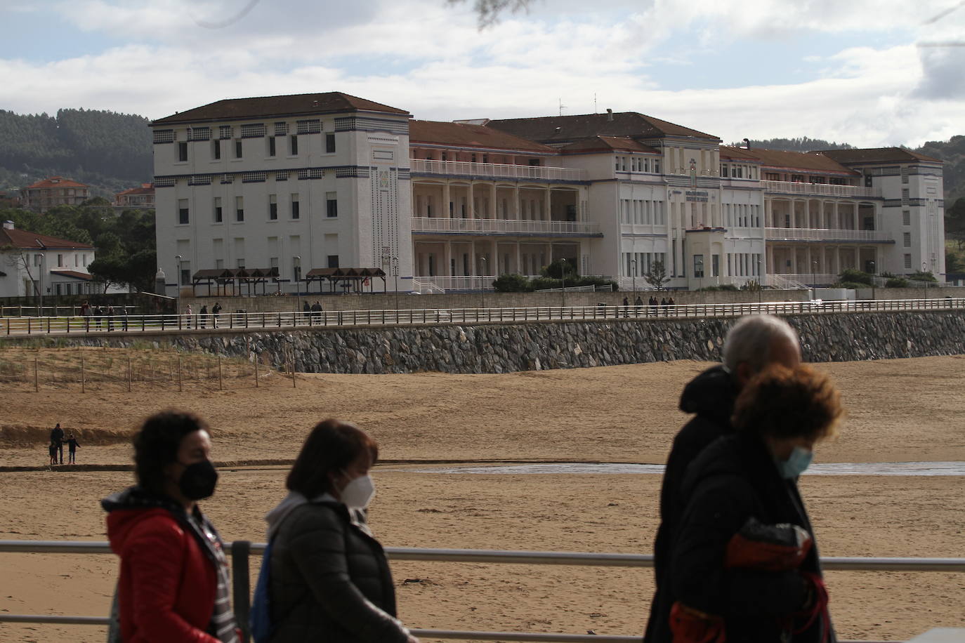 Fotos: Los vizcaínos desafían el mal tiempo y salen a correr, a pescar y a darse un paseo frente al mar