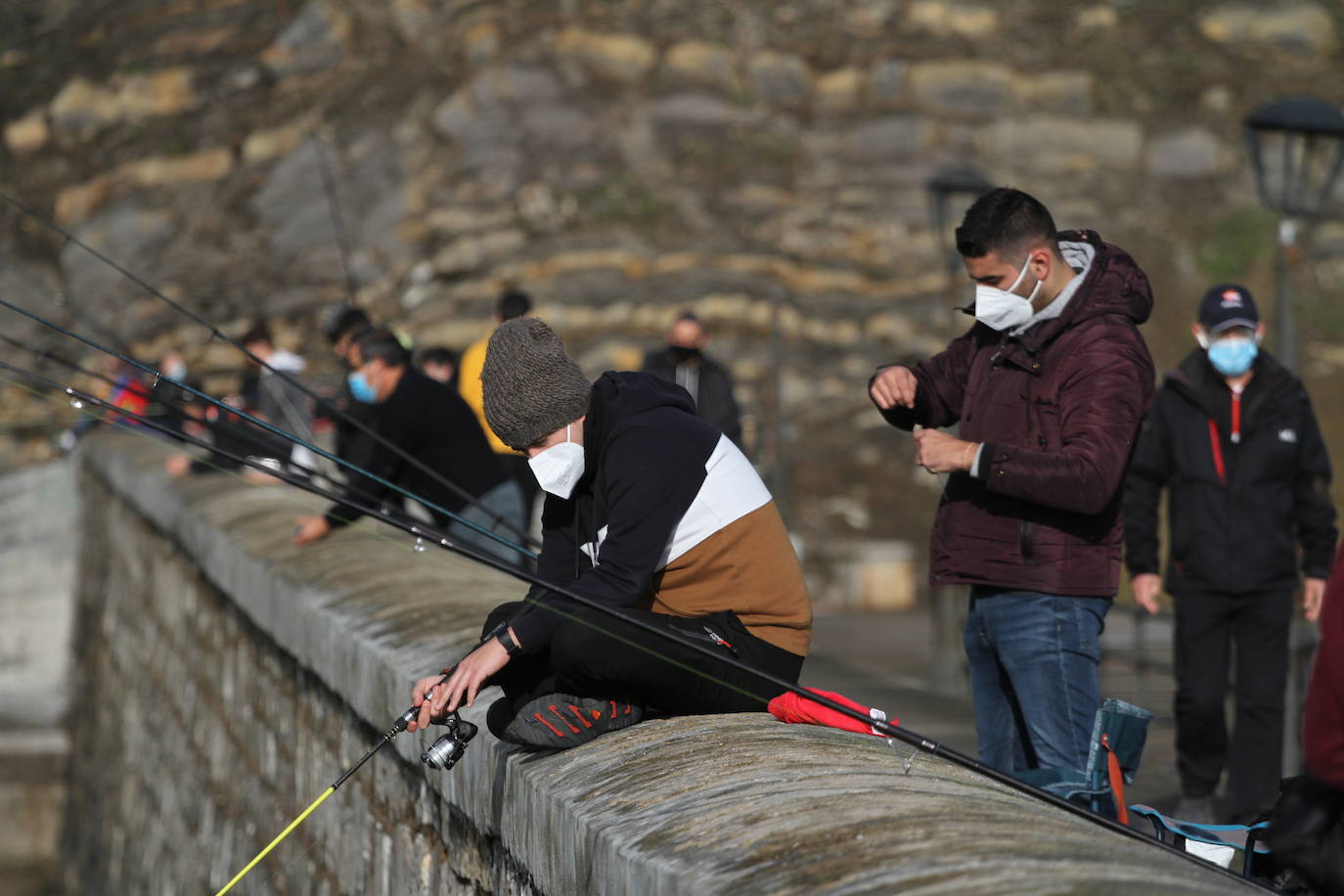 Fotos: Los vizcaínos desafían el mal tiempo y salen a correr, a pescar y a darse un paseo frente al mar