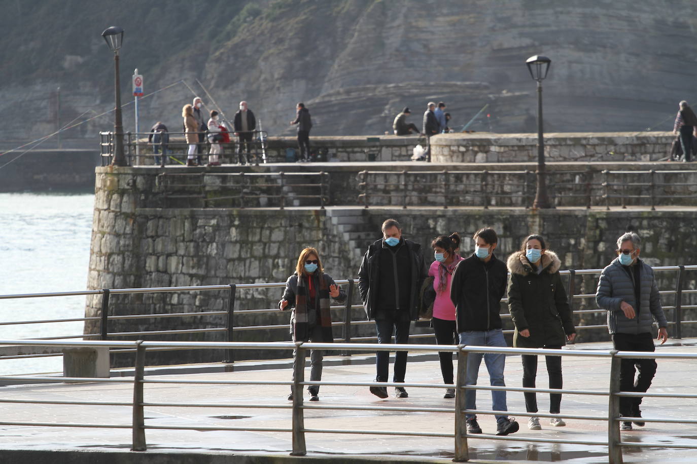 Fotos: Los vizcaínos desafían el mal tiempo y salen a correr, a pescar y a darse un paseo frente al mar