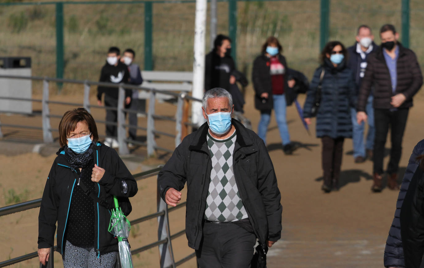Fotos: Los vizcaínos desafían el mal tiempo y salen a correr, a pescar y a darse un paseo frente al mar
