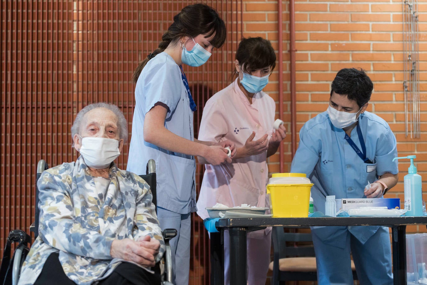 Fotos: Las primeras dosis de la vacuna contra el coronavirus llegan a Vitoria