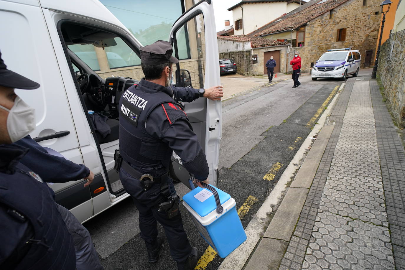 Momento en el que la Ertzaintza entrega a los responsables de la residencia de Elorrio las vacunas dentro de una nevera.