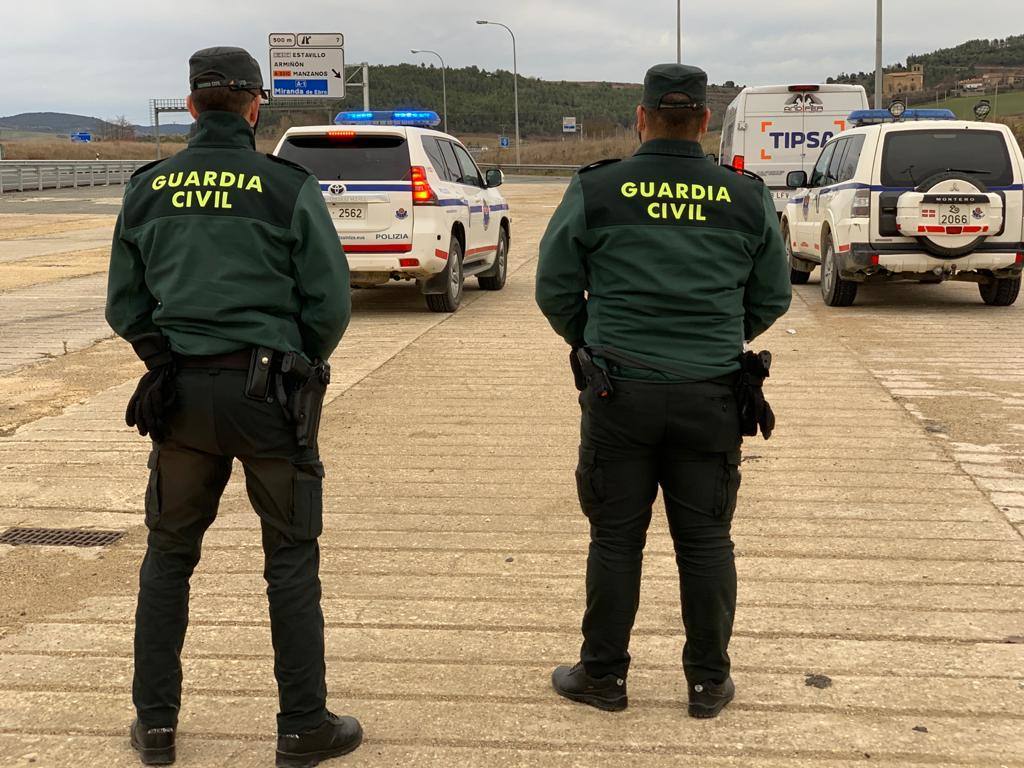 La Guardia Civil fue la encarga de custodiar las primeras dosis de la vacuna hasta que le hicieron entrega a la policía autonómica vasca.