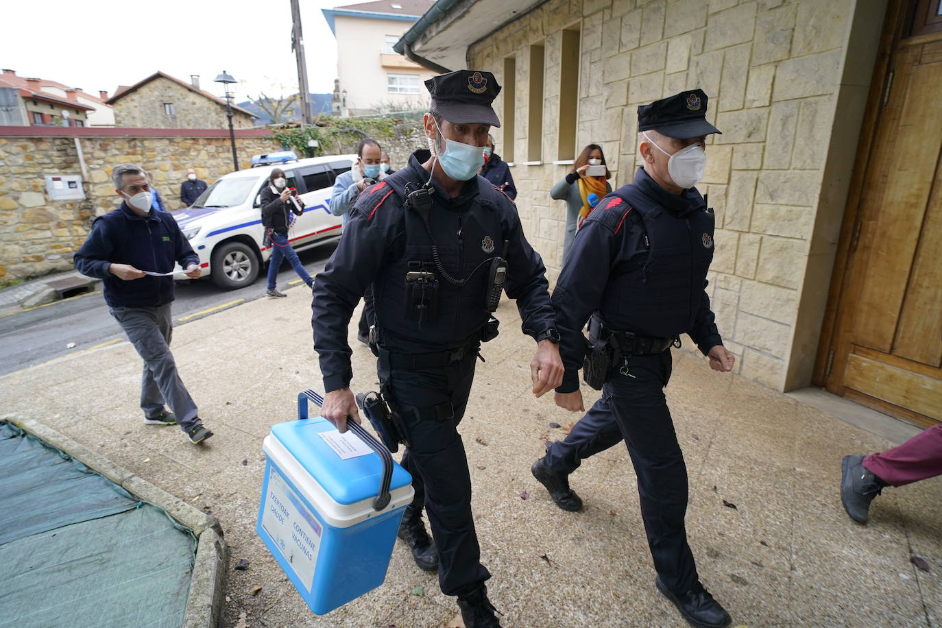 La Ertzaintza llegando al centro donde se ha inmunizado a los primeros vizcaínos contra el coronavirus.