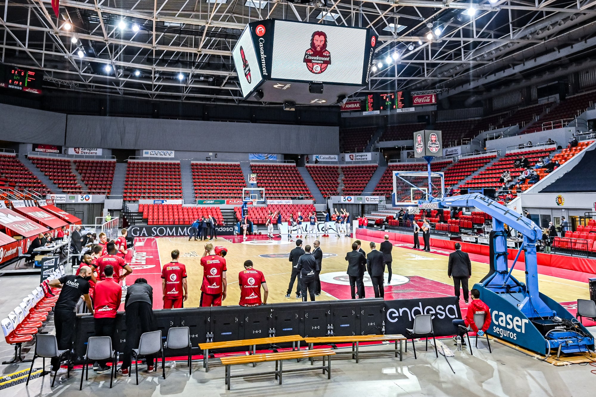 Giedraitis protege la pelota ante la defensa de Barreiro.