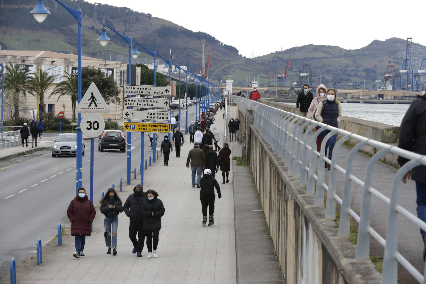 La jornada fría de domingo no ha evitado que muchos paseantes salgan a pasear.
