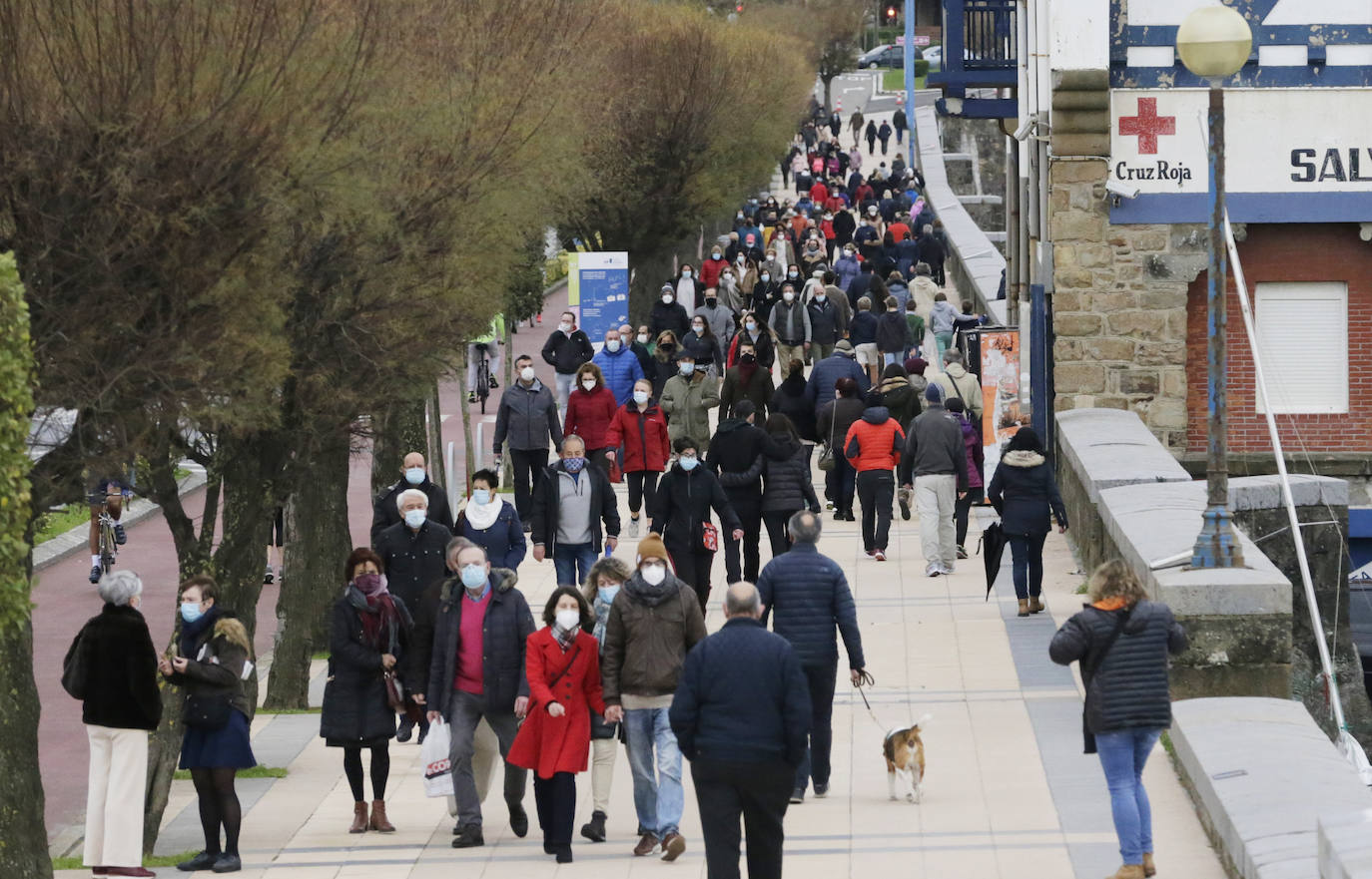 Los vizcaínos han aprovechado el domingo para pasear por el paseo marítimo de Ereaga.