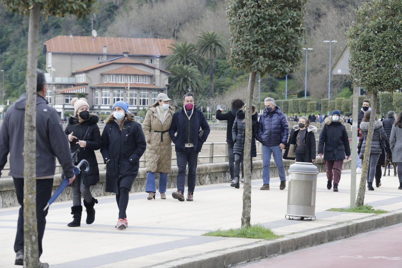 Los vizcaínos han aprovechado el domingo para pasear por el paseo marítimo de Ereaga.