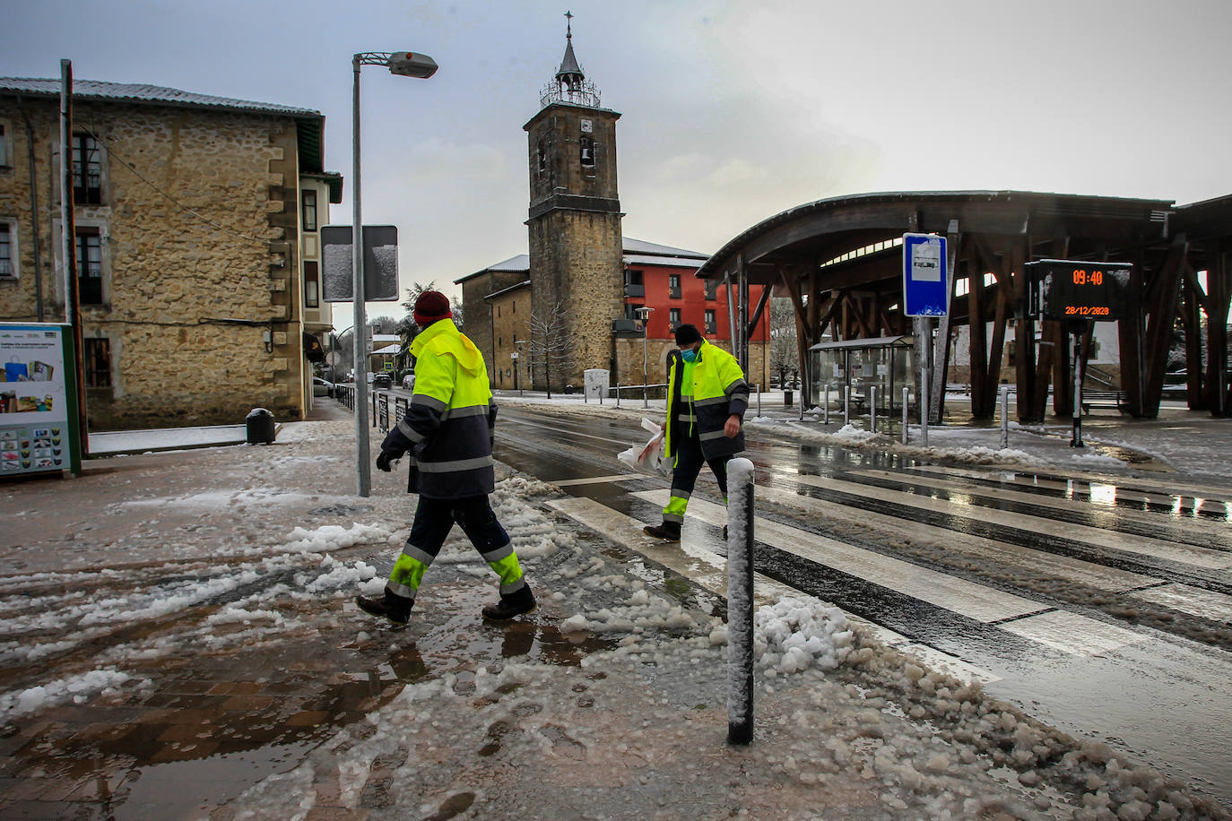 Operarios retiran la nieve de Murgia.