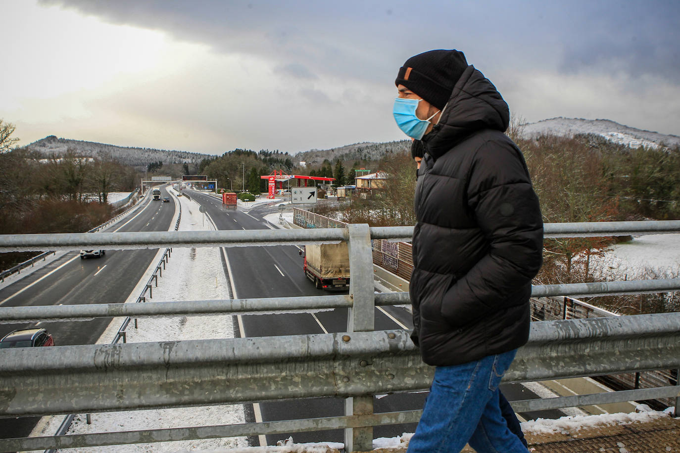 Fotos: Las imágenes que deja la nieve hoy en Álava