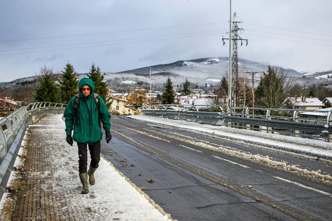 Fotos: Las imágenes que deja la nieve hoy en Álava