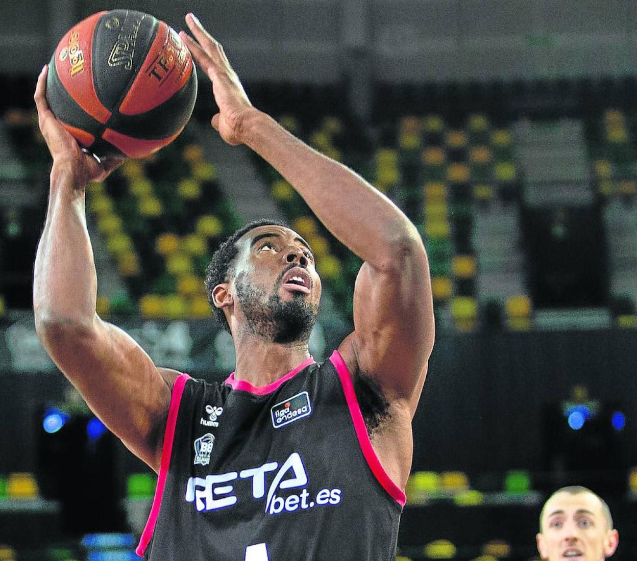 Aminu se dispone a anotar tras capturar un rebote en ataque, con Rousselle al fondo. 